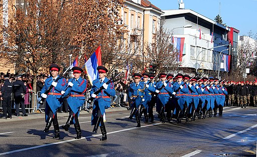 I serbi di Bosnia sfilano in occasione della Giornata della Repubblica Srpska